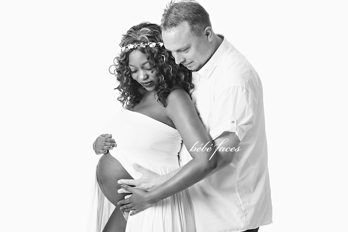 sort og hvid graviditetsfotografering i studio